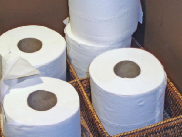 Zakaj morate kupovati izključno beli toaletni papir?